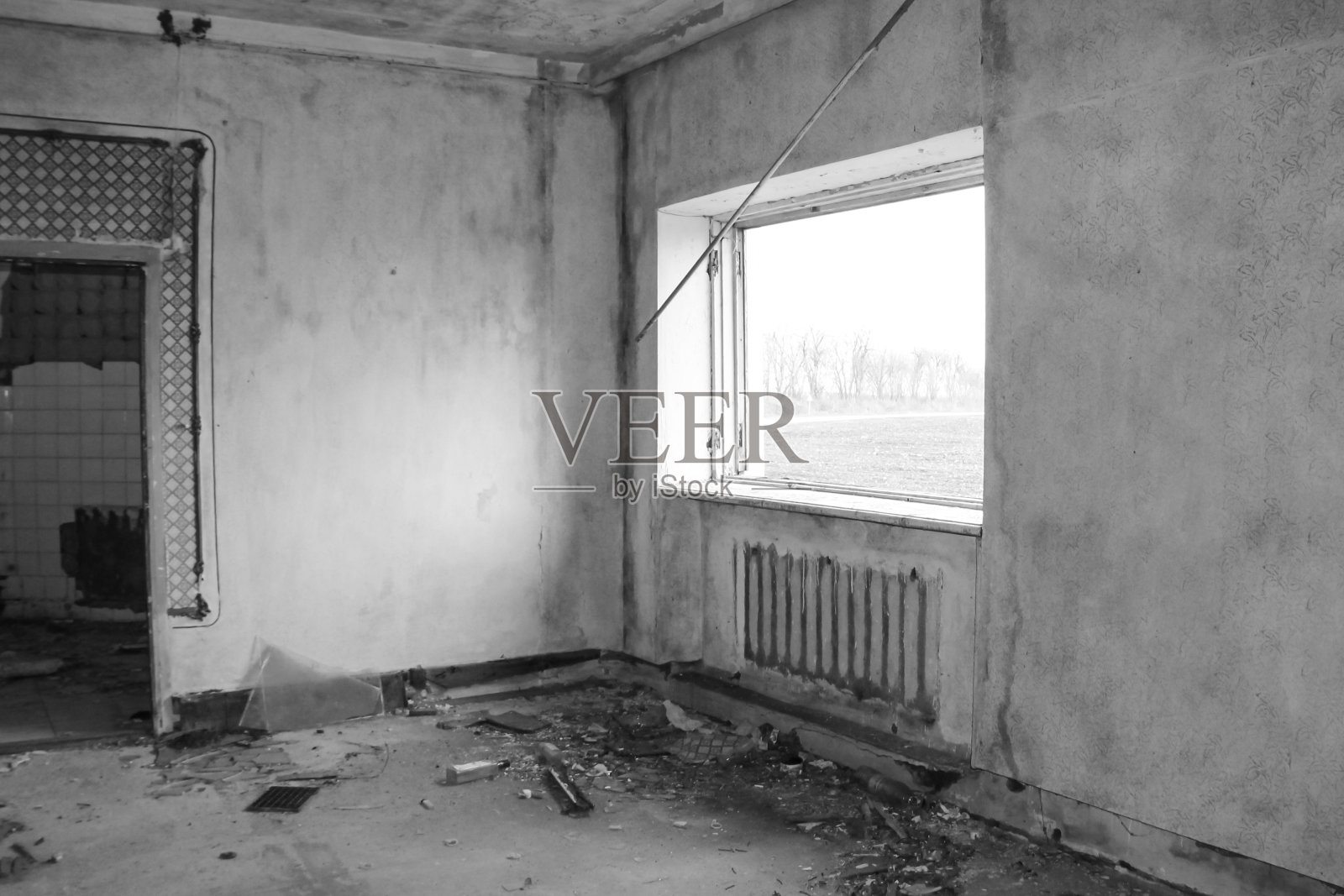 废弃餐厅的内部。黑白色调照片摄影图片