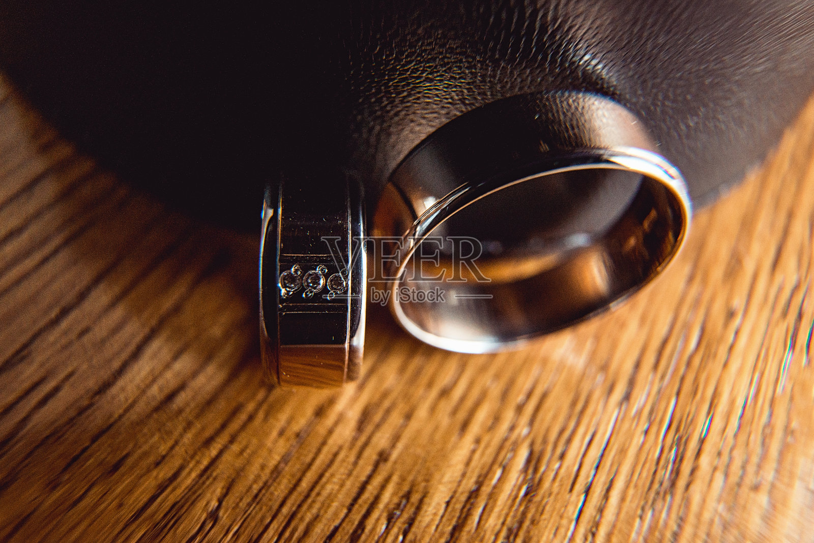 棕色木制背景上的结婚戒指照片摄影图片