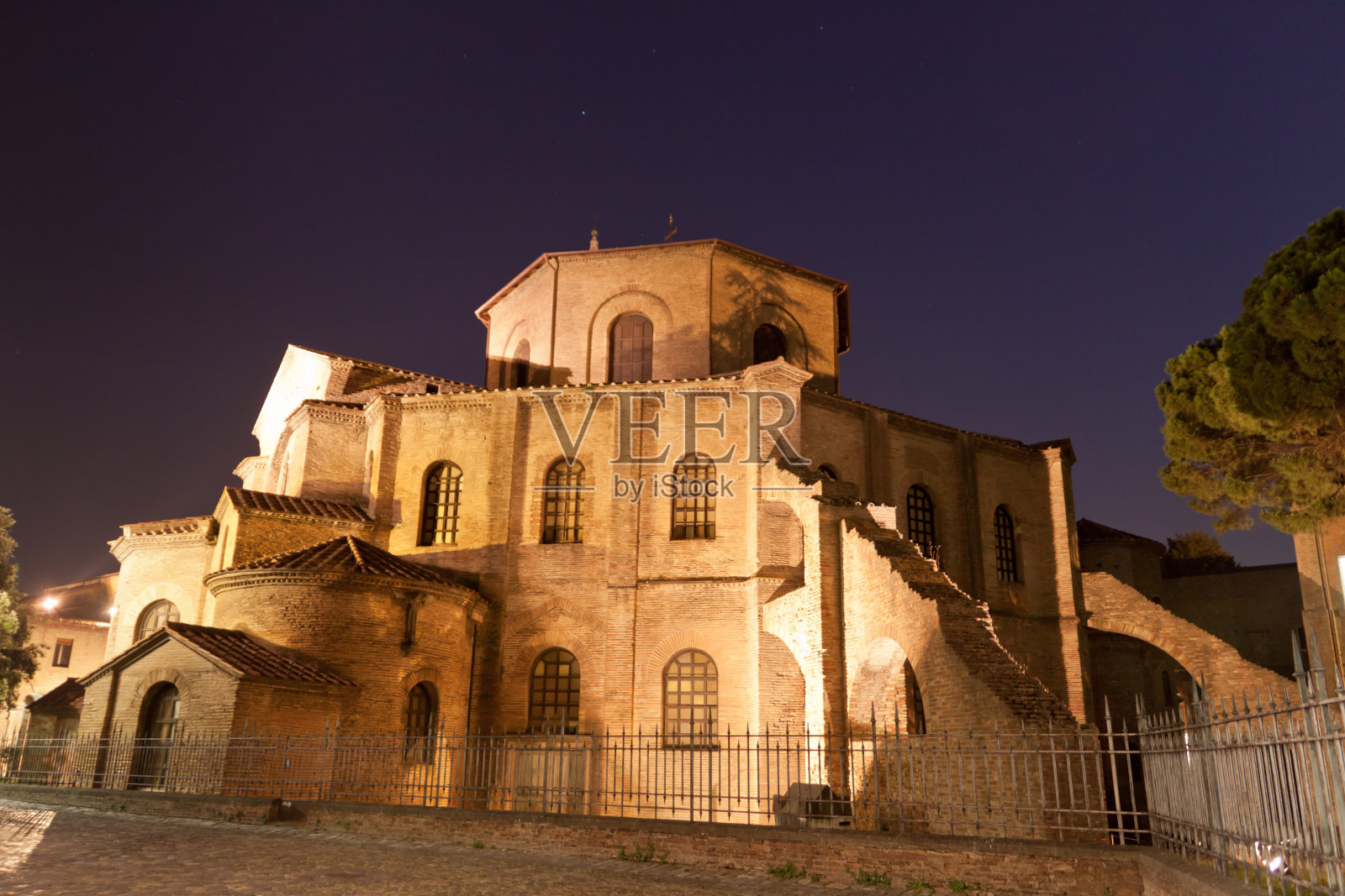 意大利拉文纳的圣维塔莱大教堂照片摄影图片