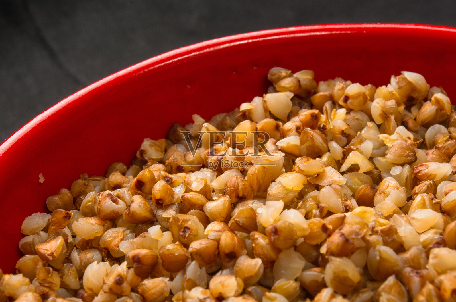 红碗里的荞麦麦片照片摄影图片