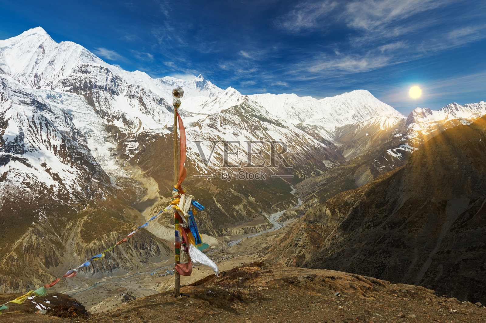 位于尼泊尔喜马拉雅山脉的安纳普尔纳山脉。照片摄影图片