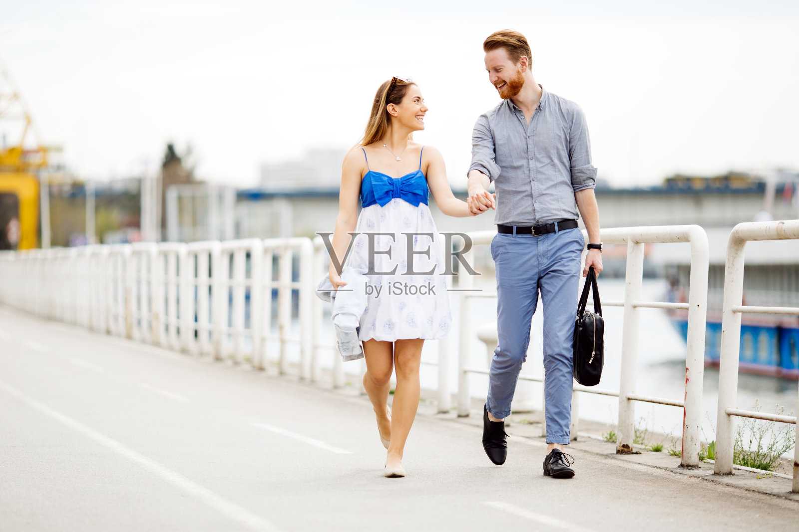 情侣们享受浪漫的散步和分享感情照片摄影图片