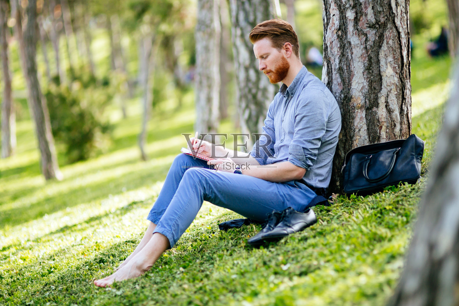 学生在公园里学习，做笔记，准备考试照片摄影图片