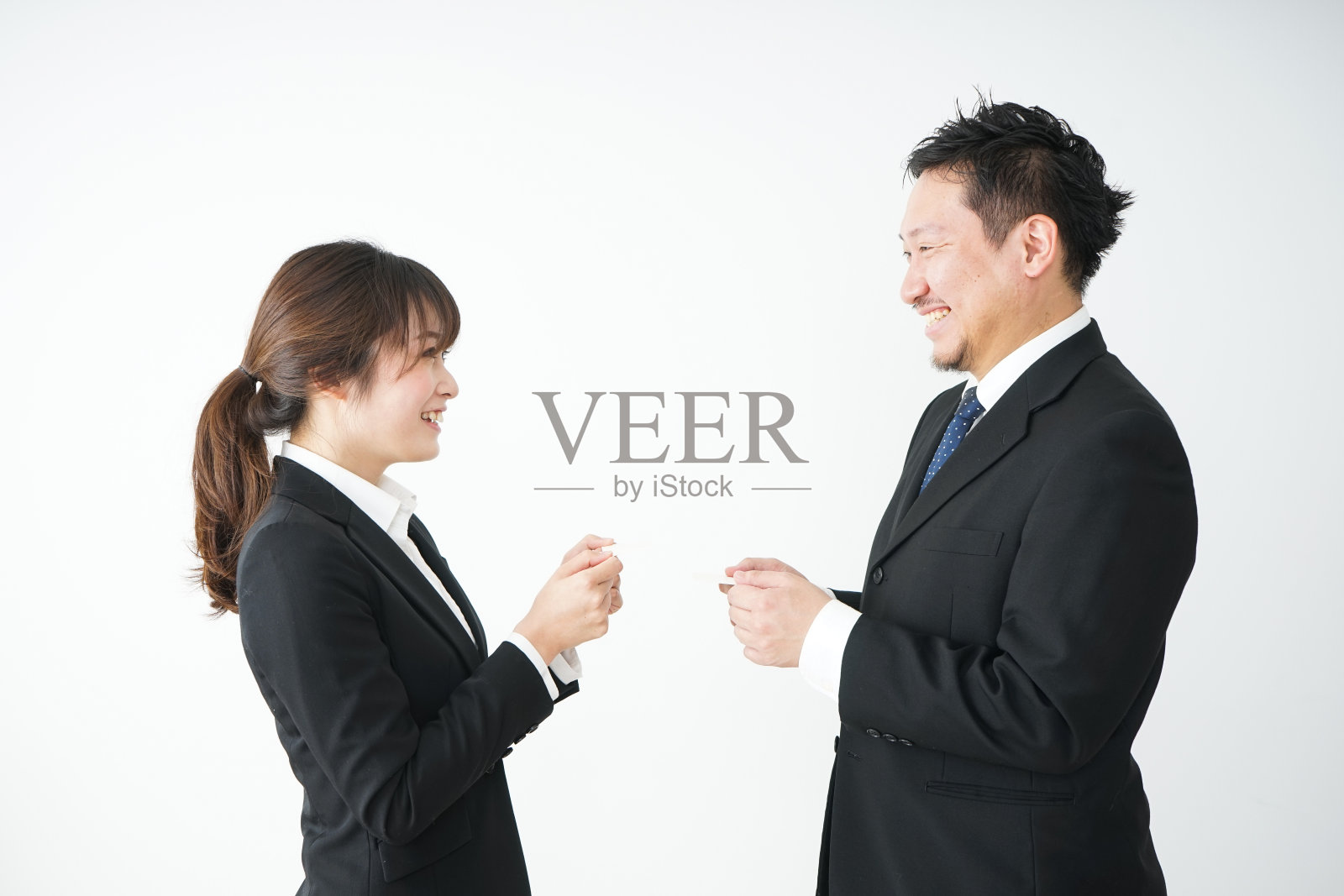 交换名片的商务人士照片摄影图片