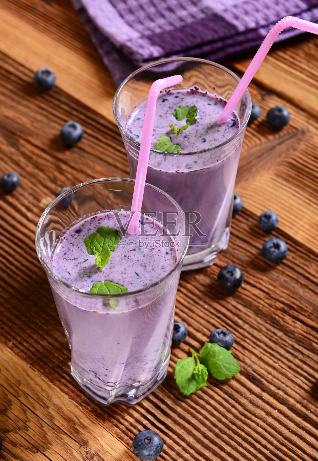 Bluebierries喝照片摄影图片