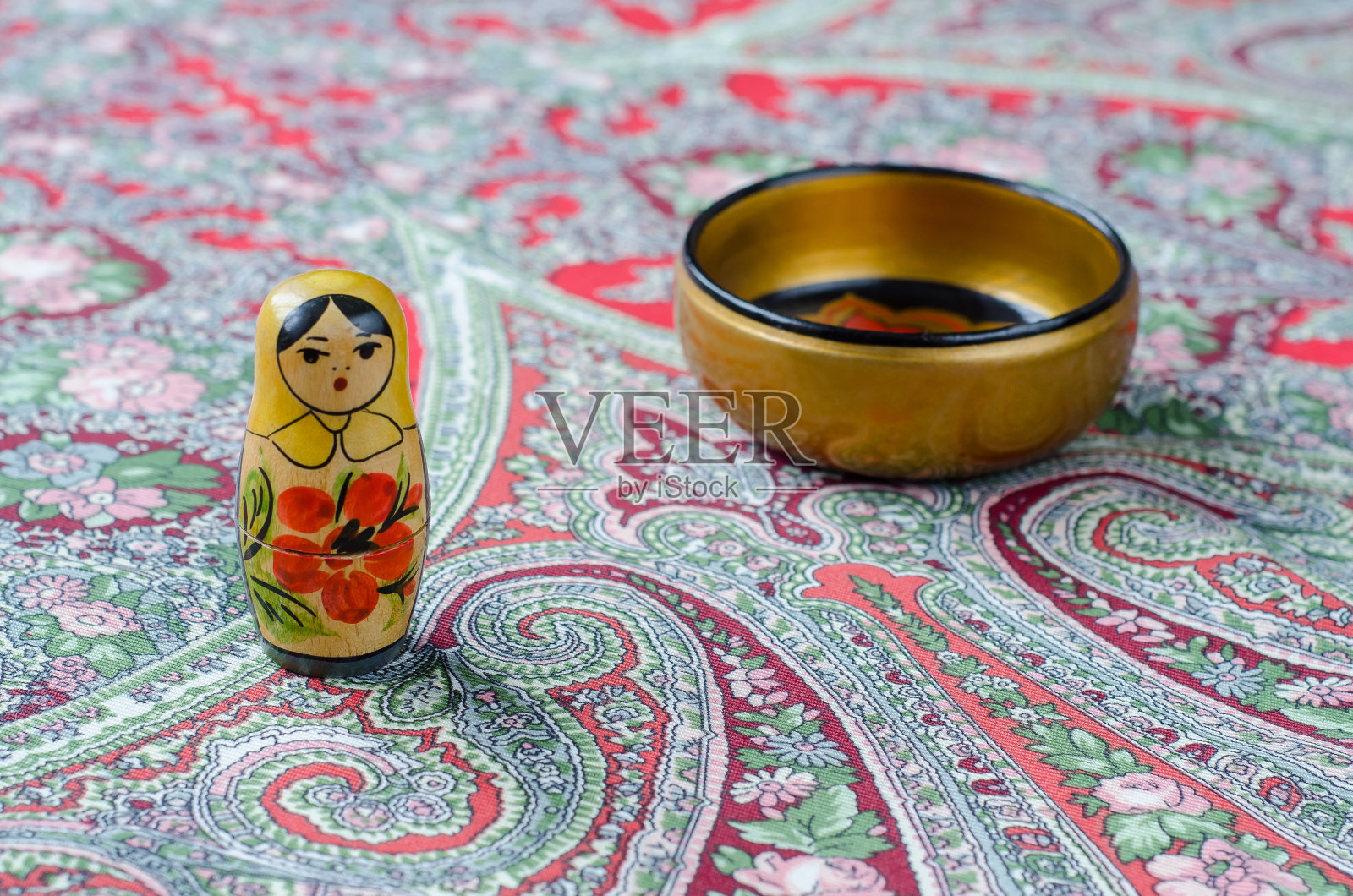 俄罗斯套娃上的传统手帕。照片摄影图片