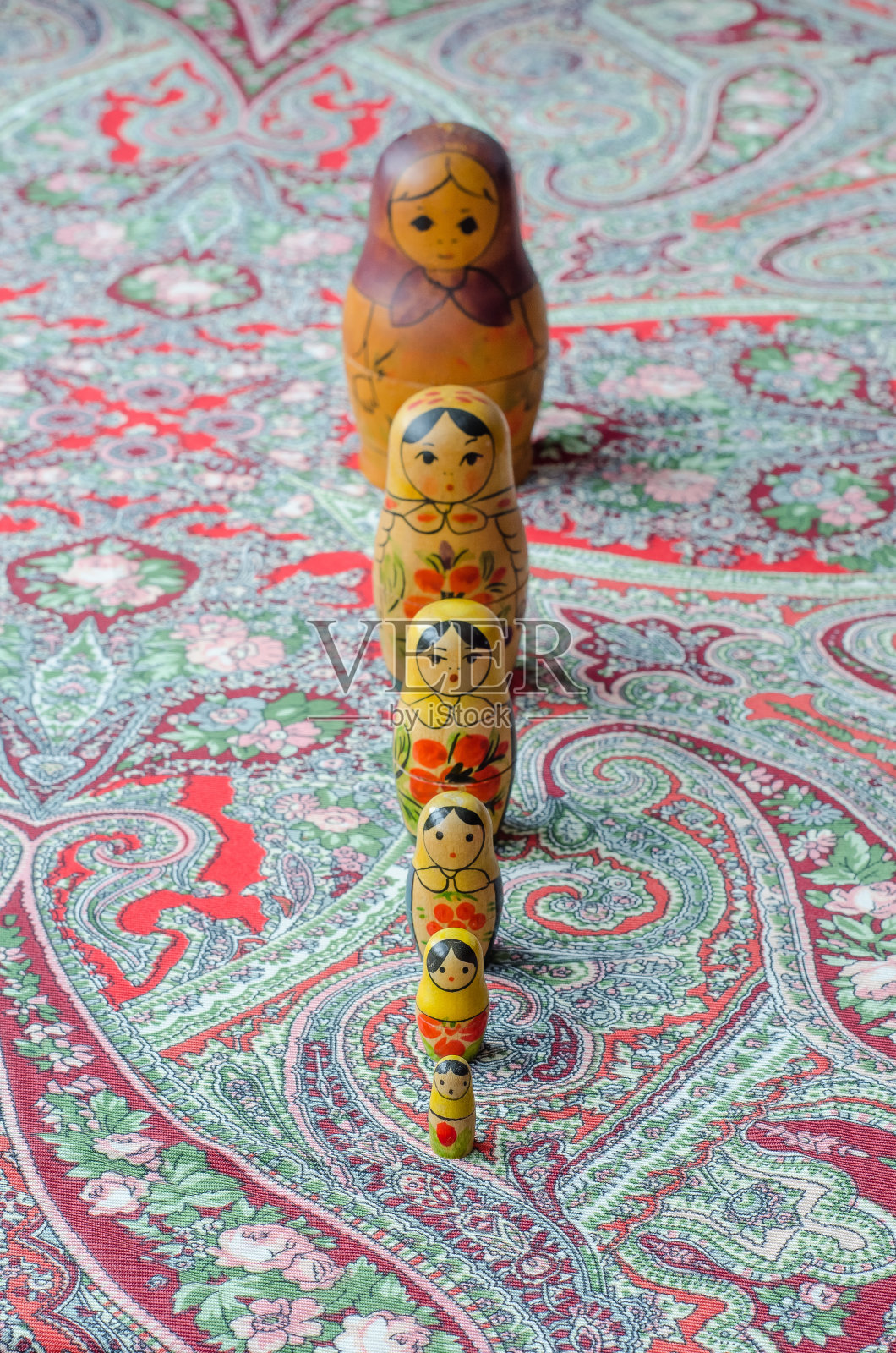 俄罗斯套娃上的传统手帕。照片摄影图片