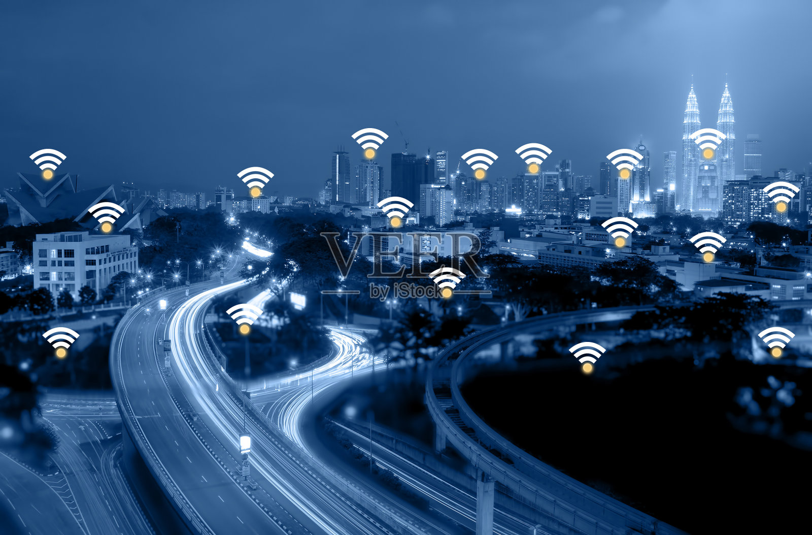 蓝色调吉隆坡城市景观和互联网网络连接概念。照片摄影图片