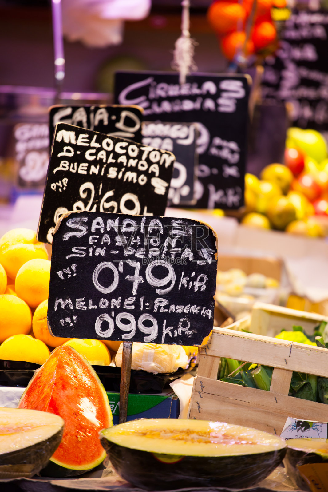 水果市场，位于巴塞罗纳著名的博克利亚市场照片摄影图片
