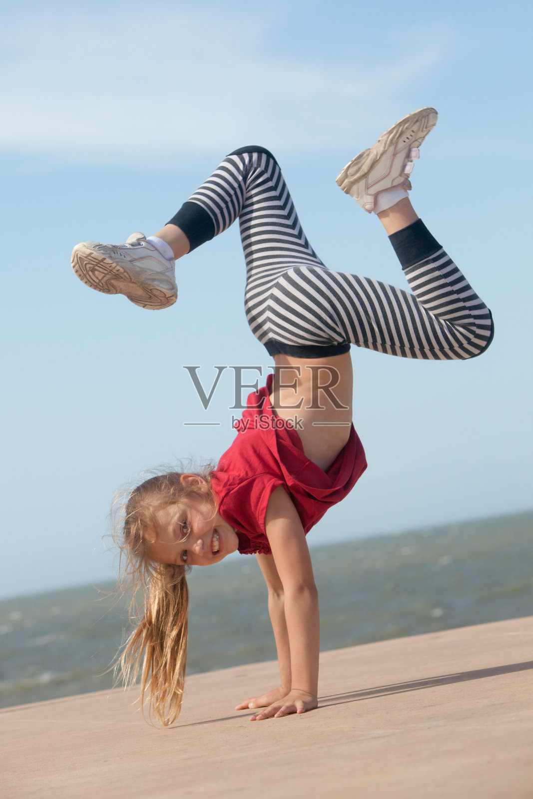 女孩做倒立照片摄影图片