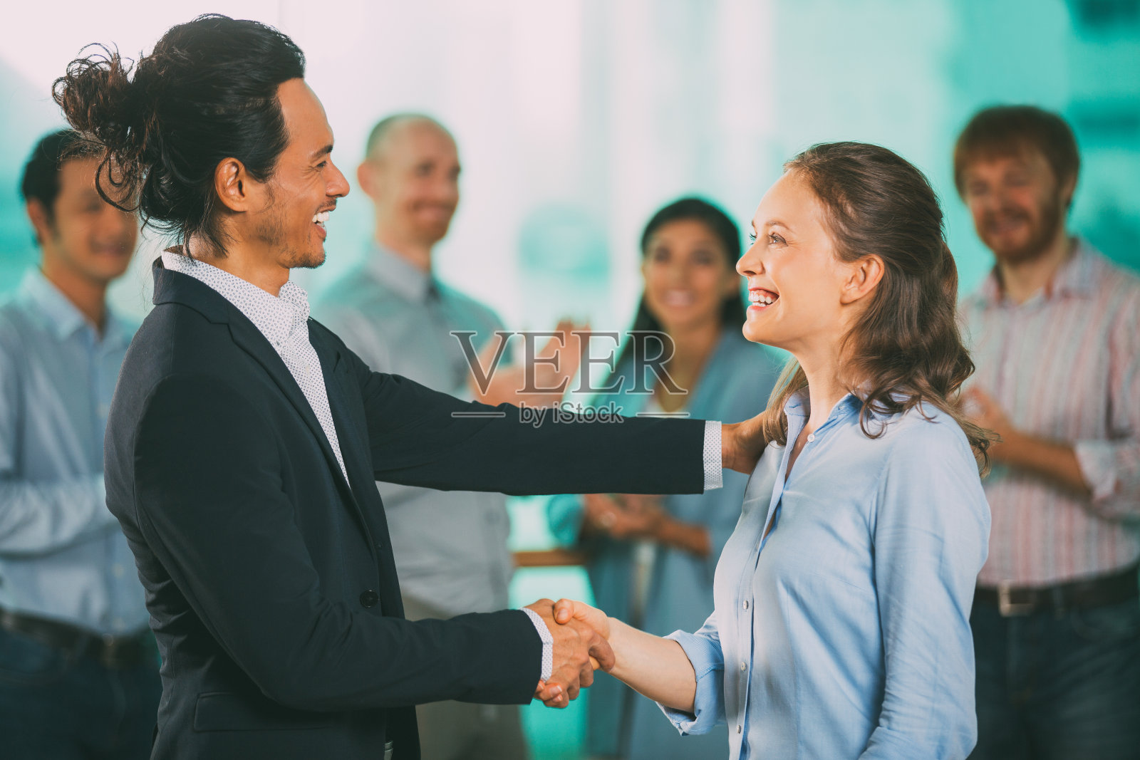 微笑的商人祝贺同事照片摄影图片