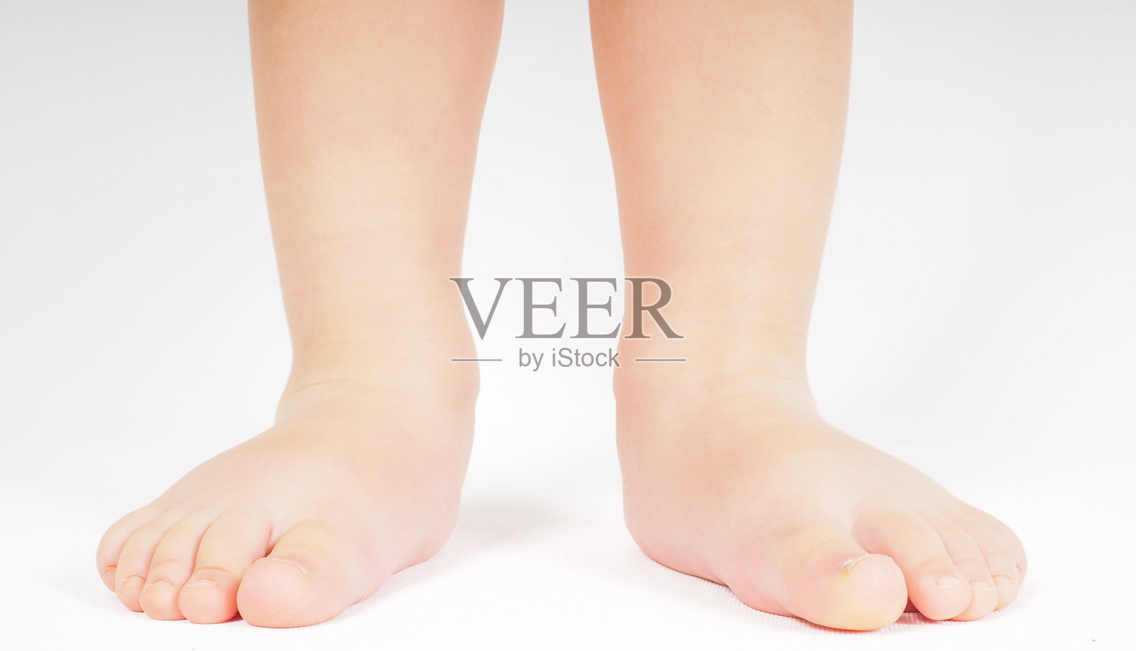 小人儿光着脚站向明亮的背景照片摄影图片