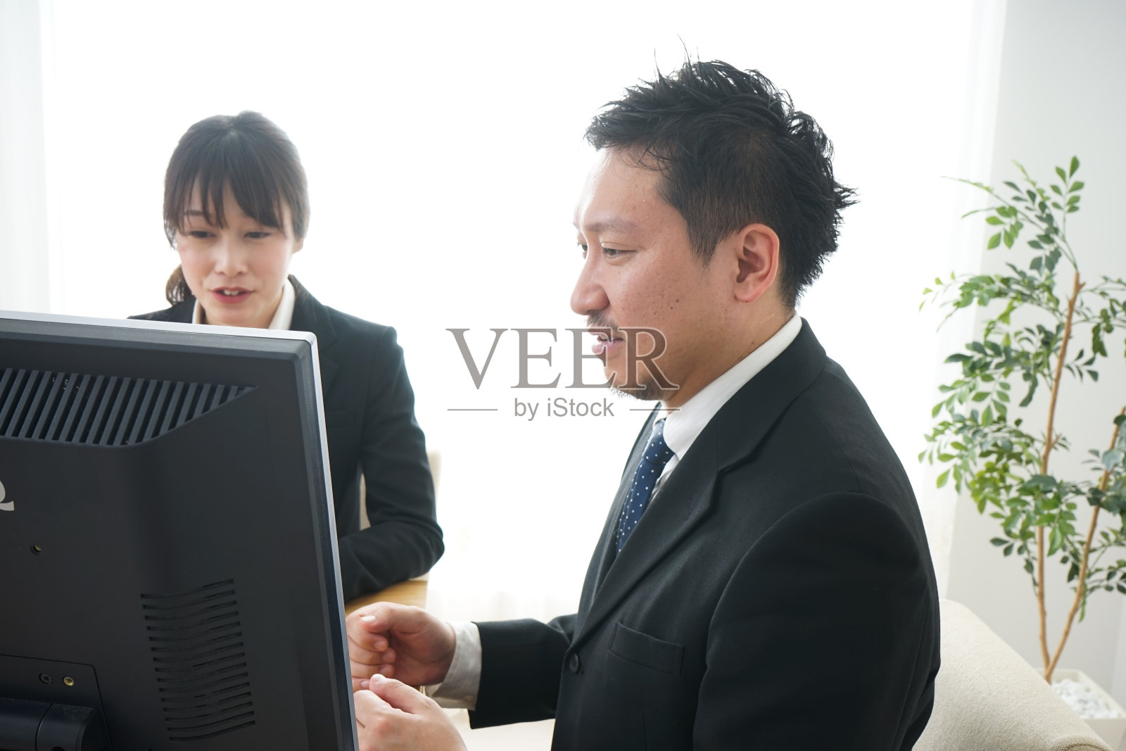 老板教育新生照片摄影图片