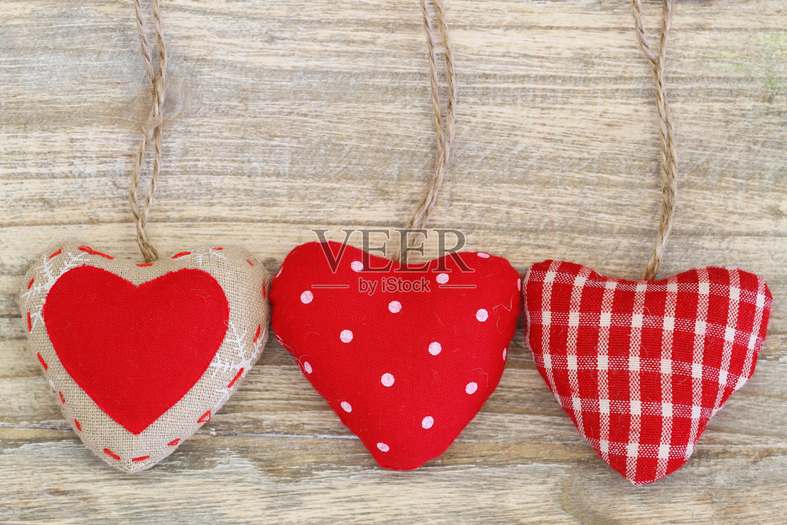 木制表面上的三个帆布心照片摄影图片