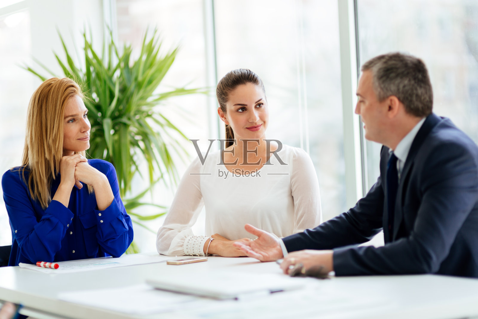 商务人士在办公室工作和合作照片摄影图片