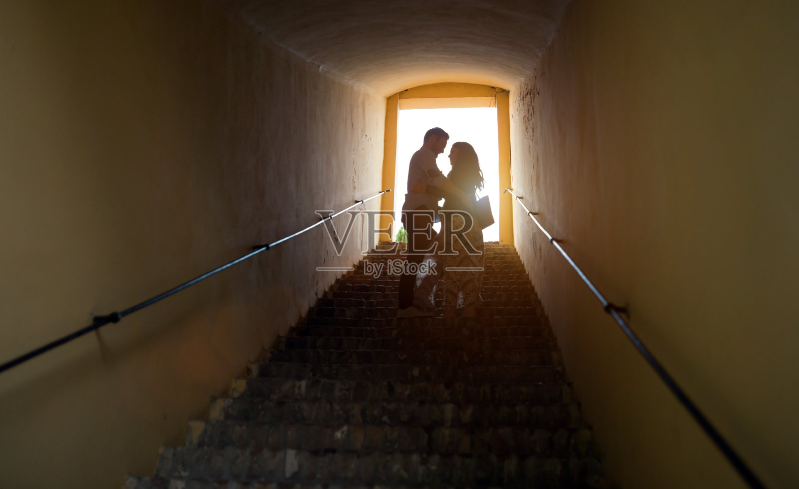 浪漫的情侣在户外拥抱亲吻照片摄影图片