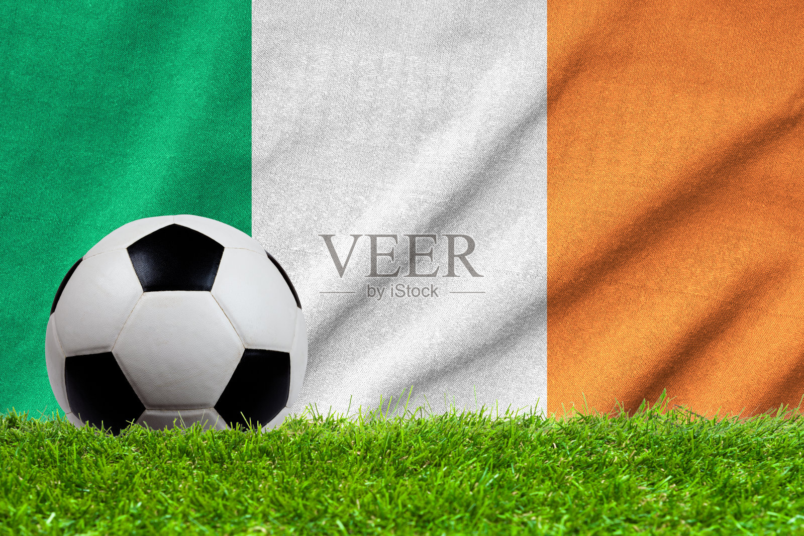 草地上飘扬着爱尔兰国旗的足球照片摄影图片