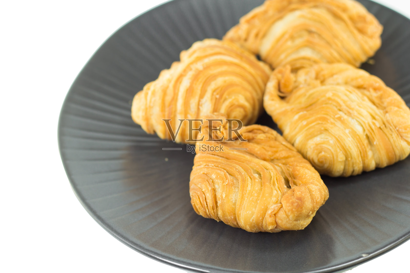 咖喱泡芙在黑色盘子孤立照片摄影图片