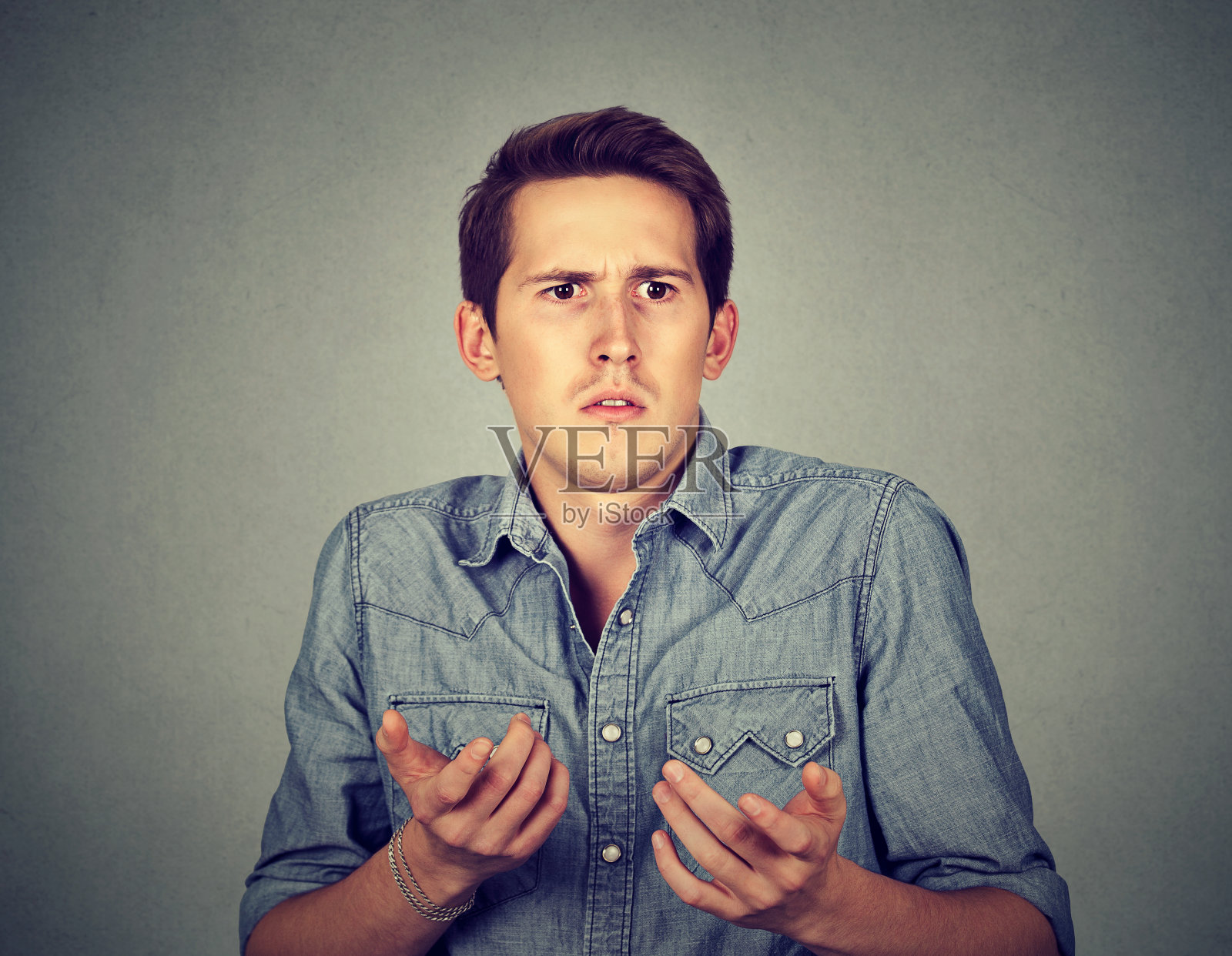 困惑的人不知道该怎么办照片摄影图片