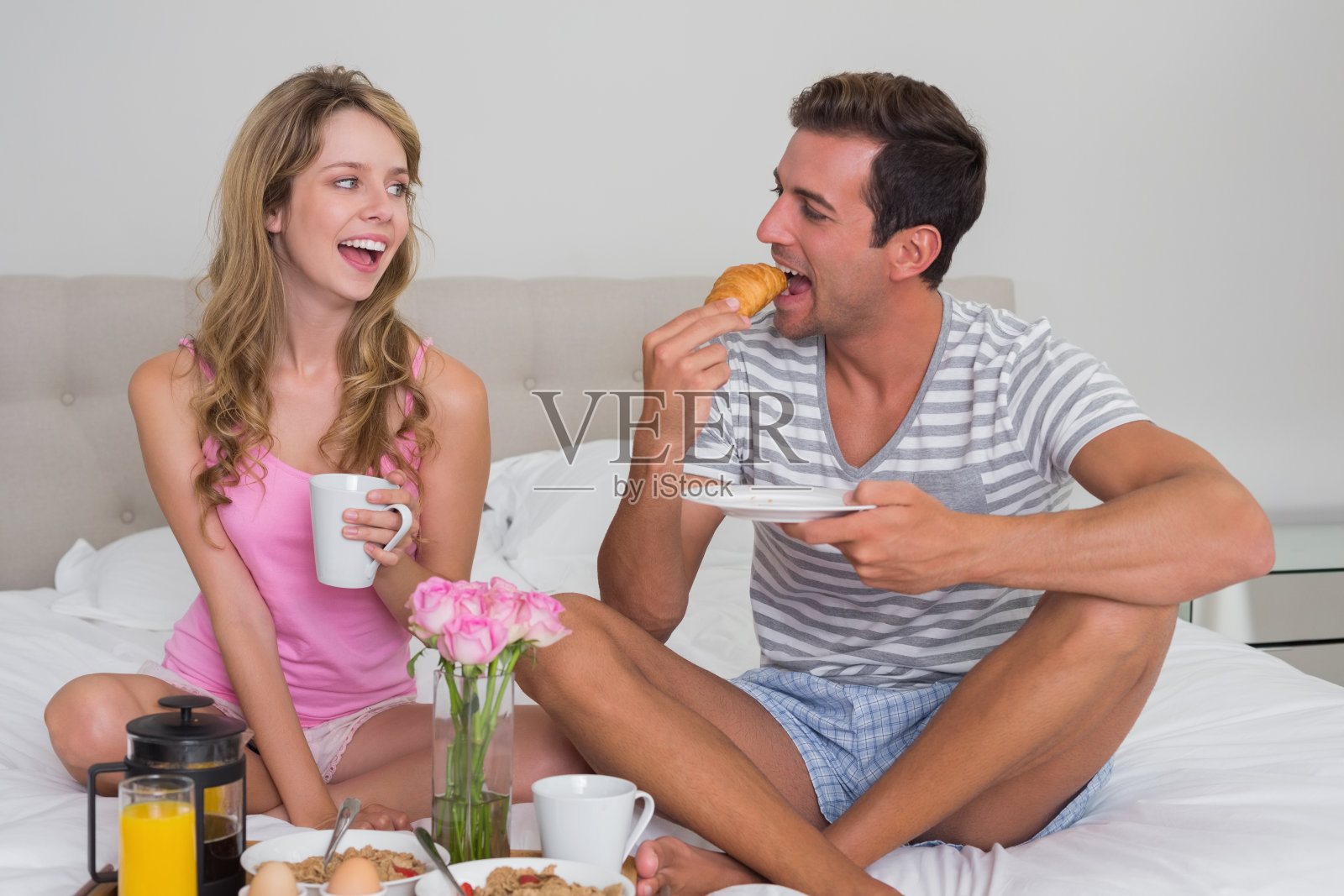 幸福的夫妇在床上吃早餐照片摄影图片