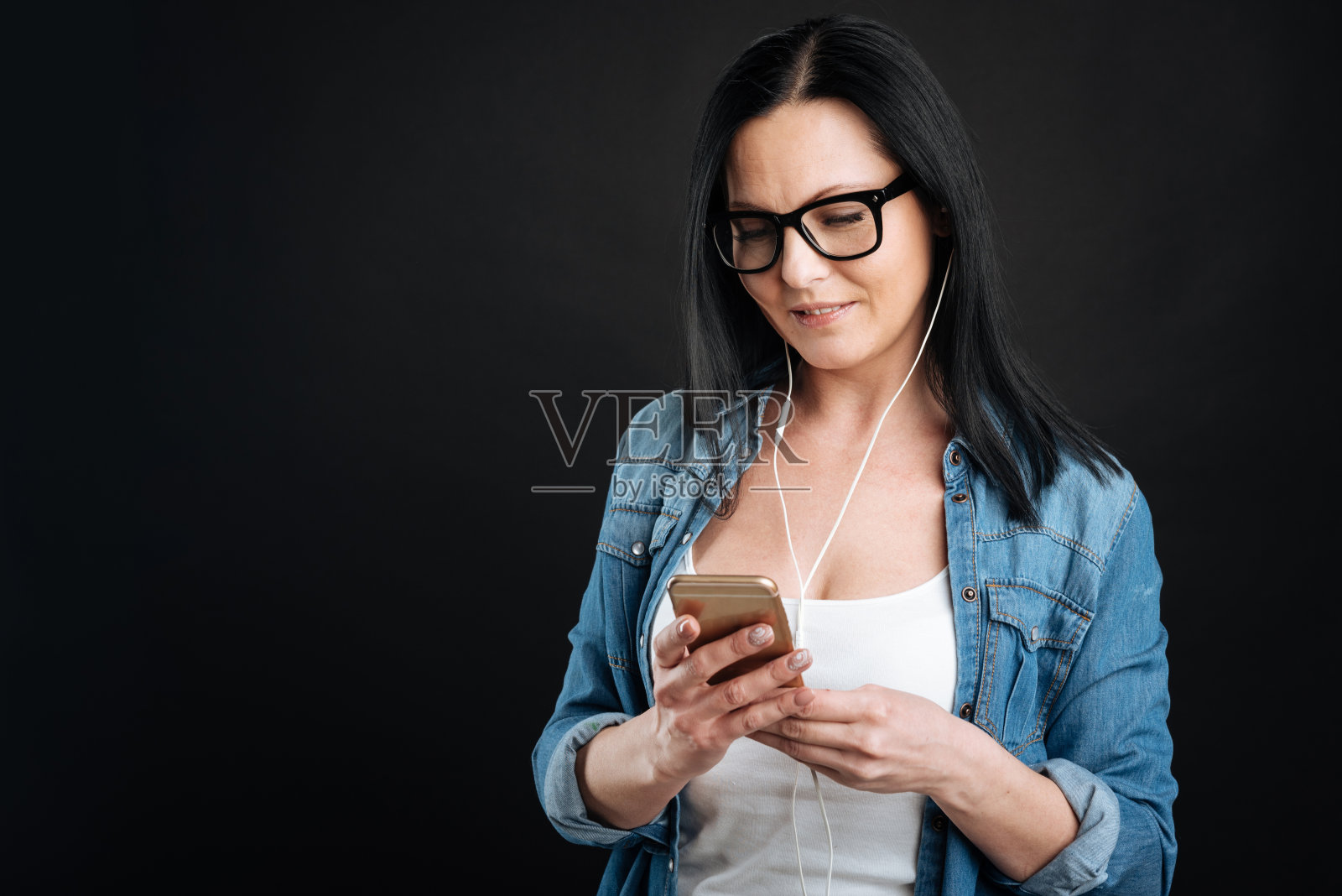 神奇的年轻女性双手拿着手机照片摄影图片