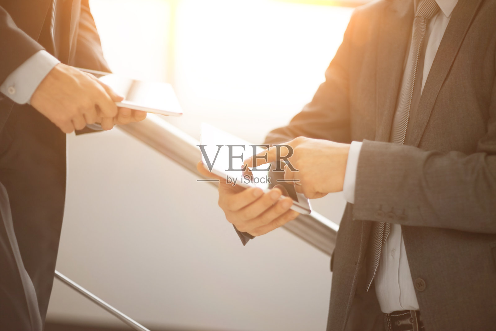 帮助人们使用平板电脑照片摄影图片