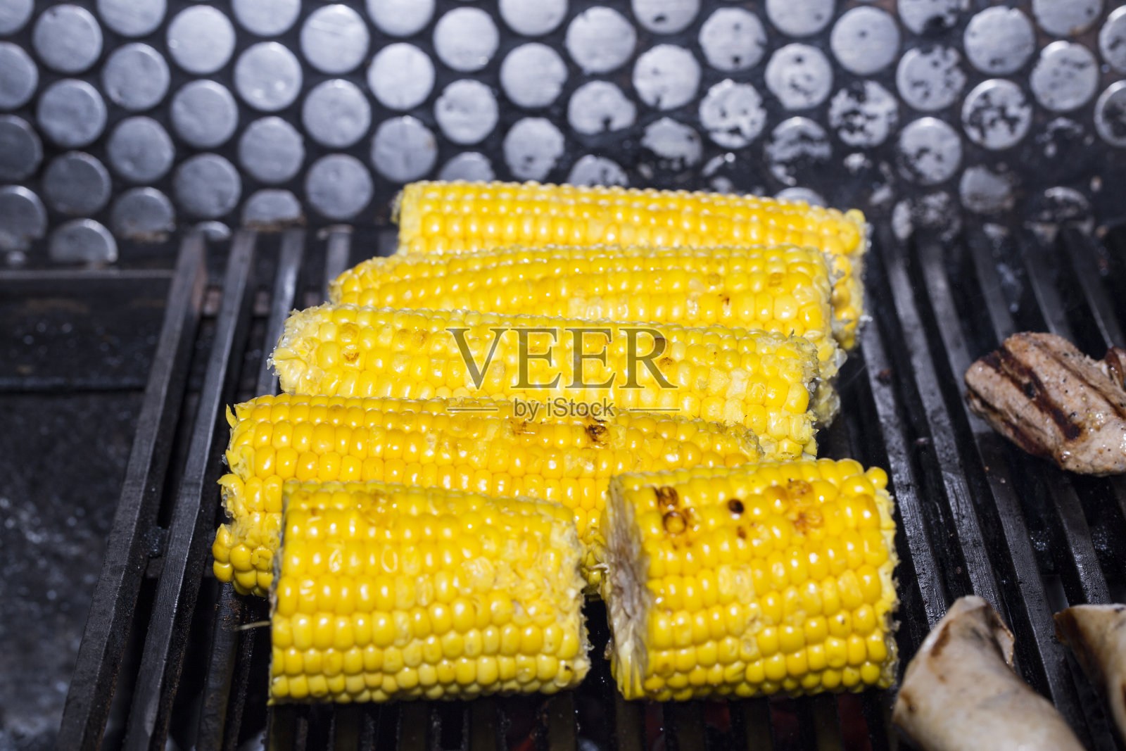 在烤架上烤玉米照片摄影图片