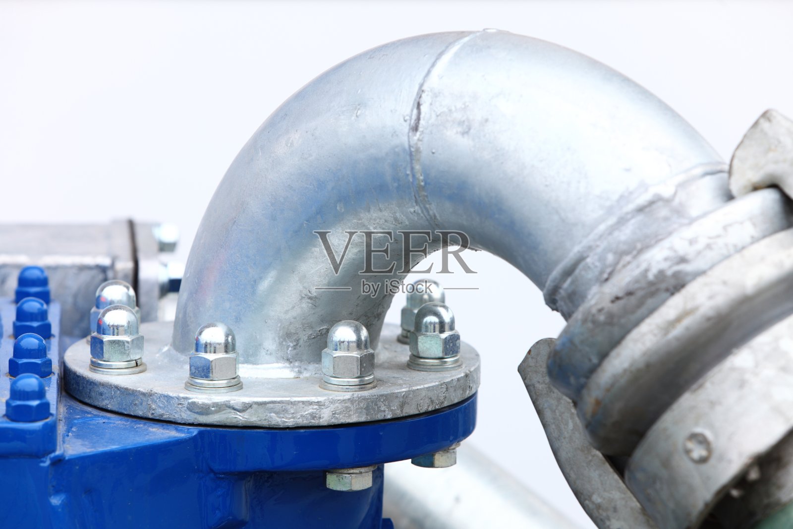 工业金属管道接头用多颗螺钉和螺栓照片摄影图片