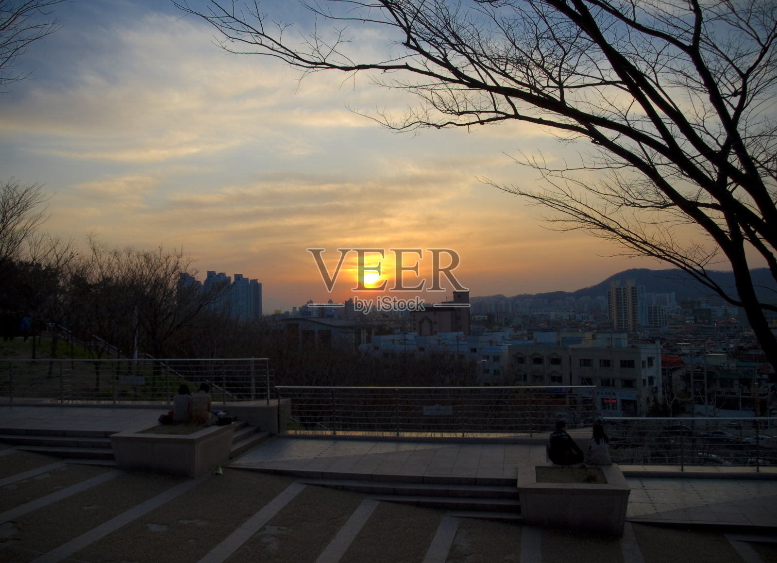 两对夫妇在看日落照片摄影图片