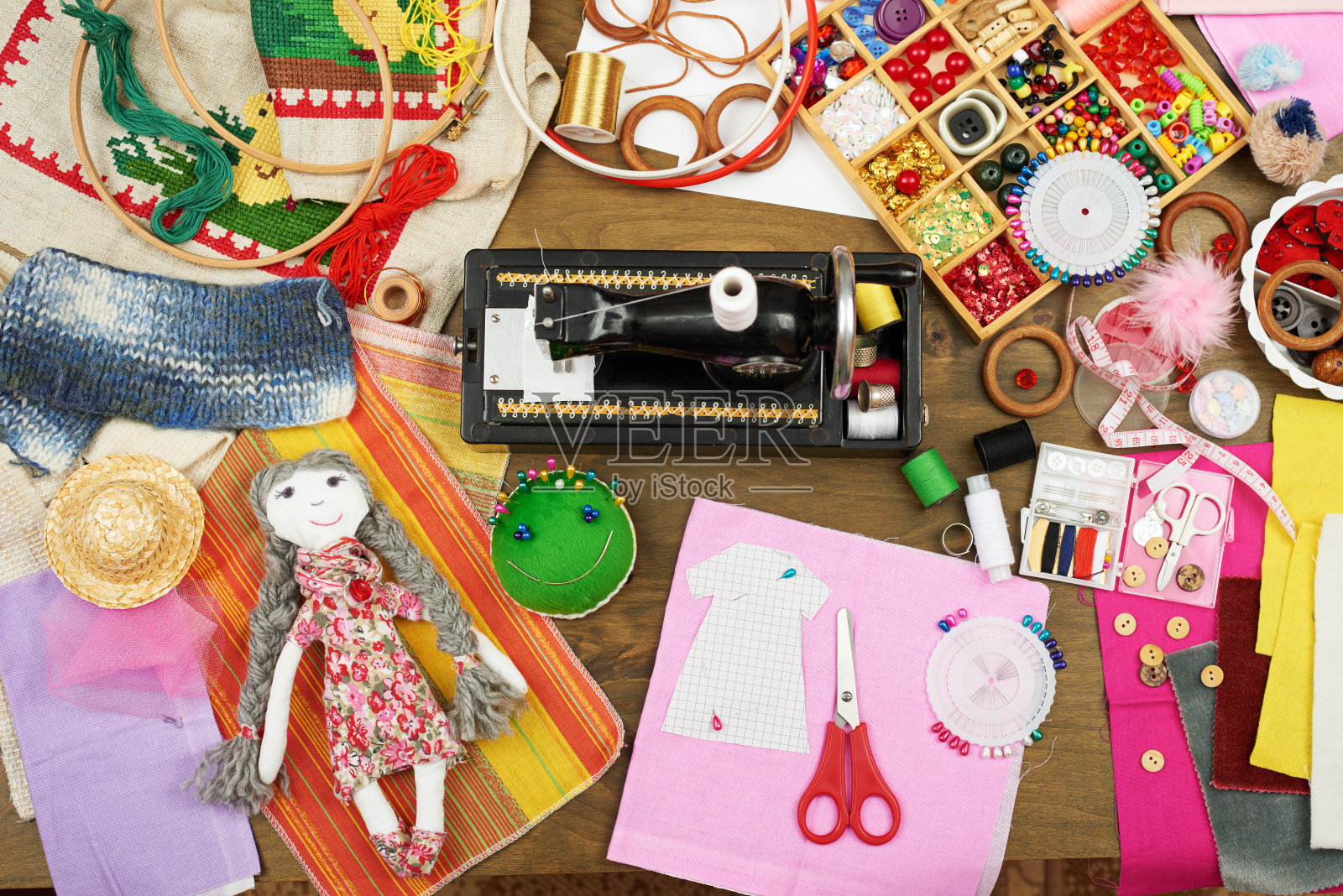 缝纫配件俯视图，女裁缝工作场所，许多对象的针线活，刺绣和手工艺照片摄影图片