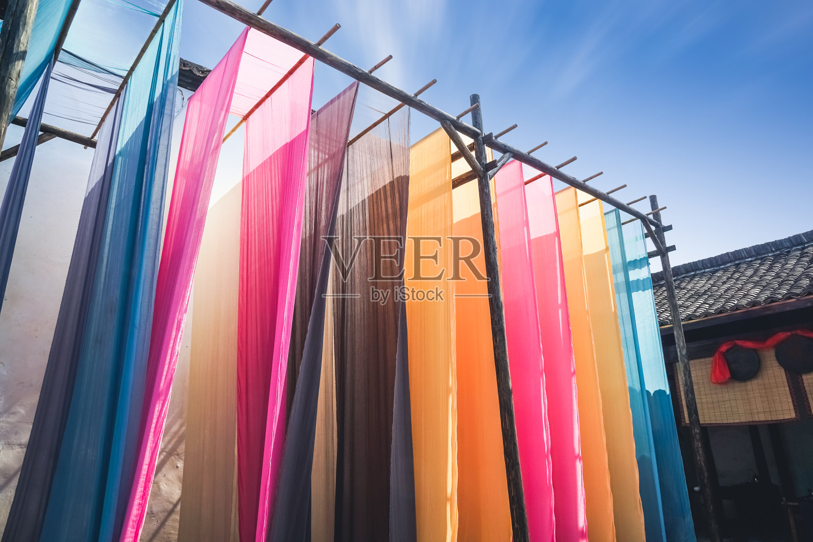 彩色织物经传统染色工艺晾干照片摄影图片