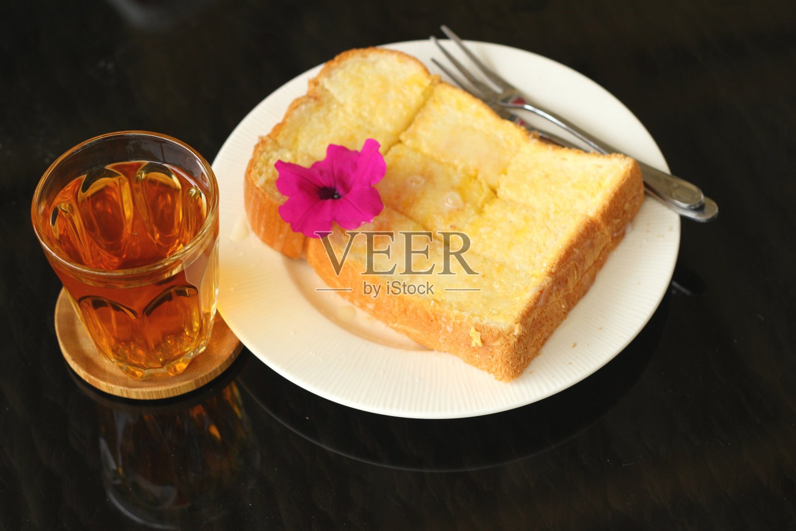 面包，黄油，淋牛奶，美味和茶照片摄影图片