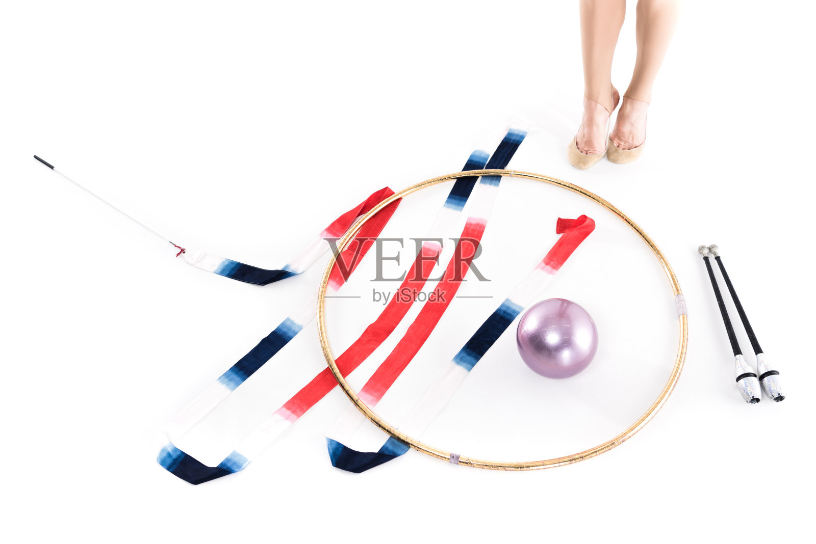 运动员站在艺术体操器材附近的短镜头照片摄影图片