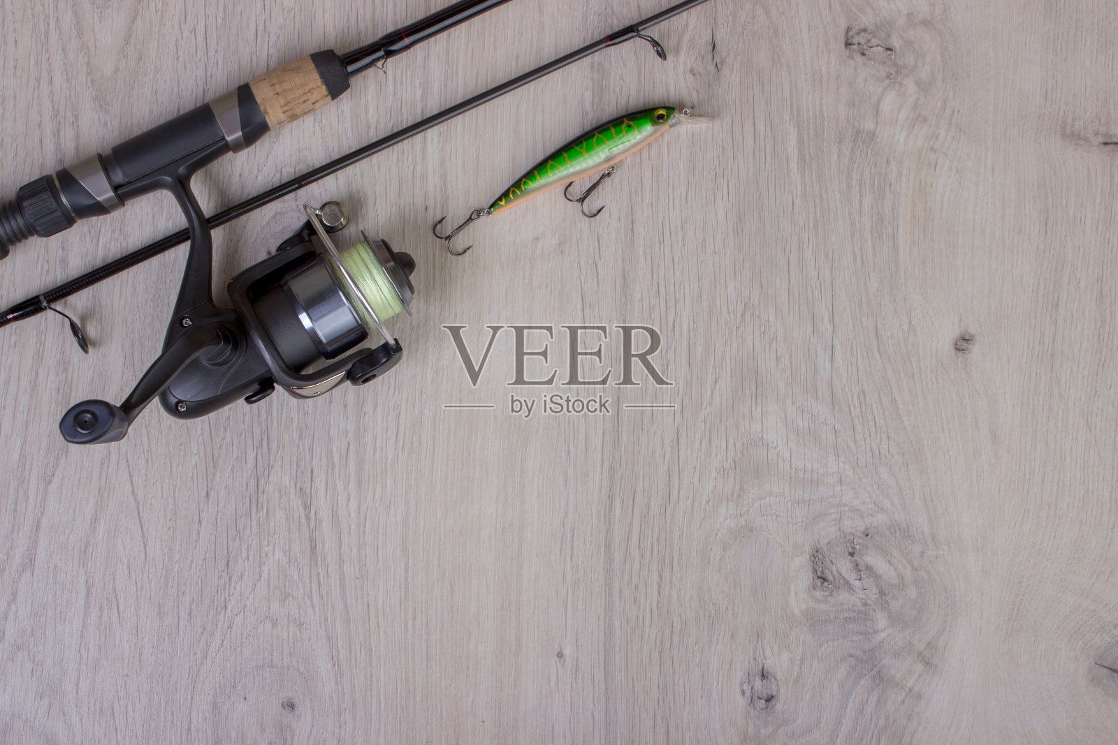 渔具-轻木背景上的渔具、鱼钩和鱼饵。照片摄影图片