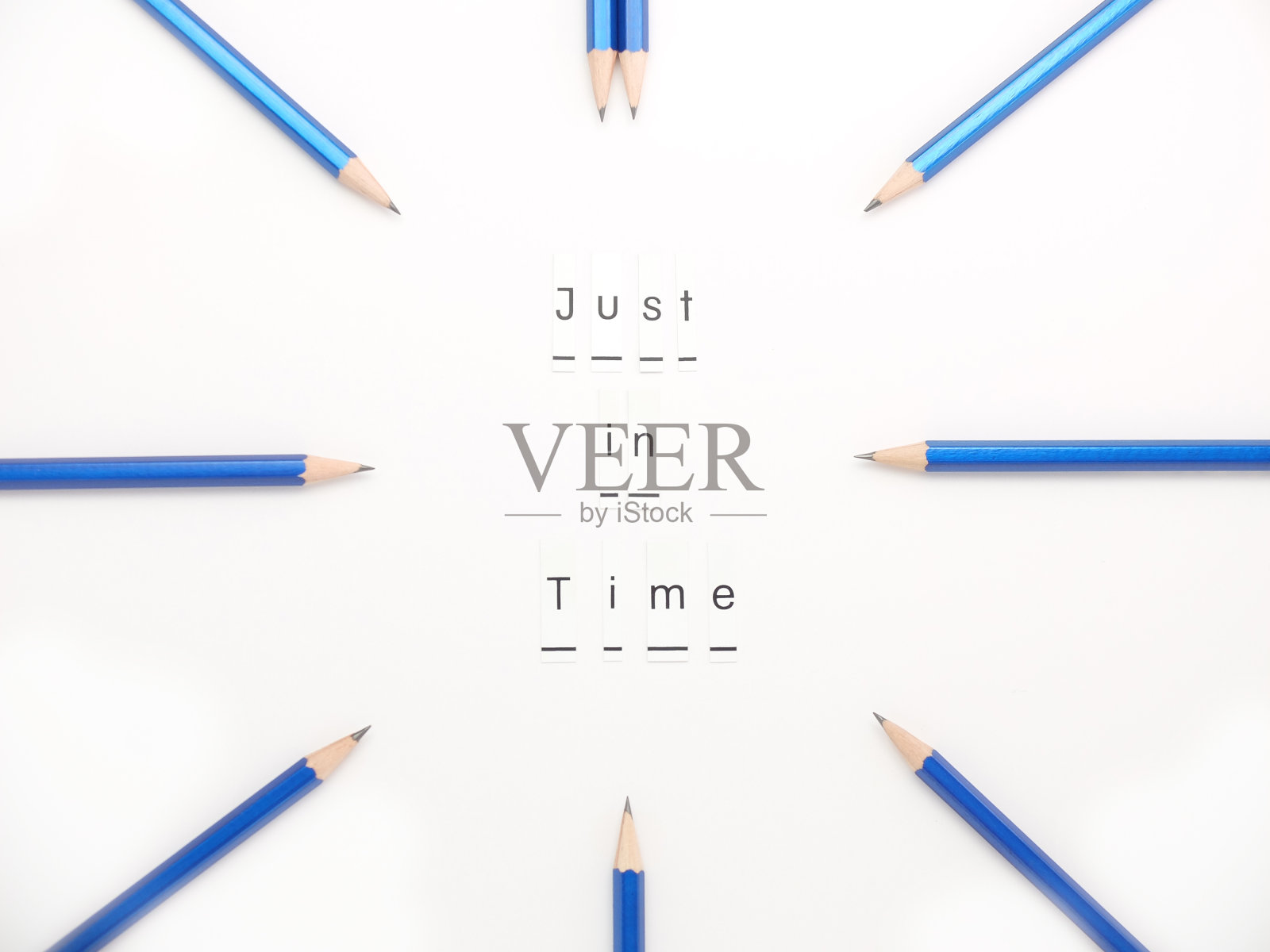 “Just in Time”这个句子用彩色铅笔涂在白色上。照片摄影图片