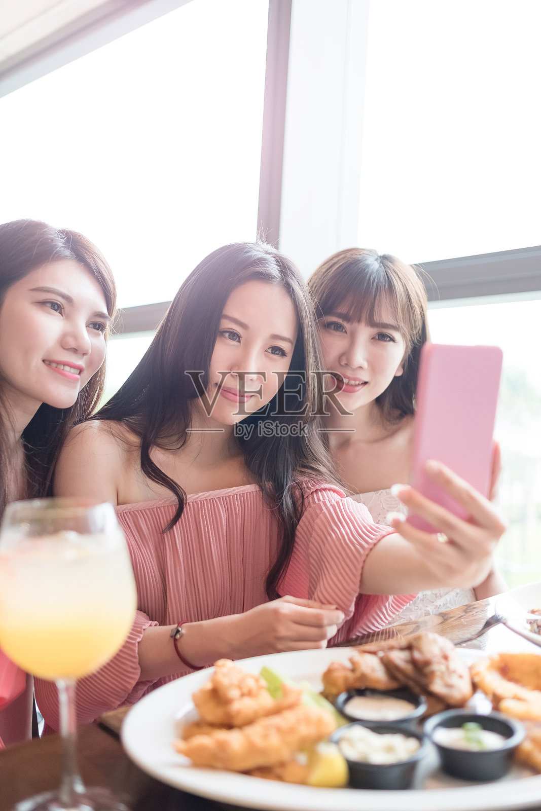 女人在餐厅用餐照片摄影图片