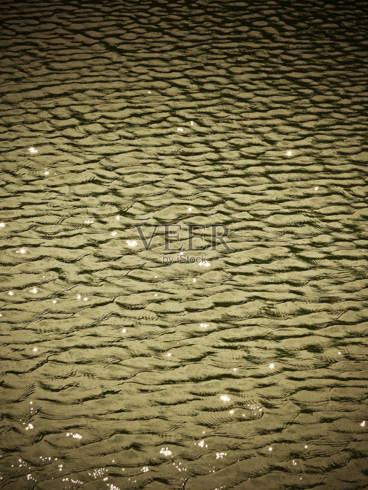 起涟漪的水面照片摄影图片