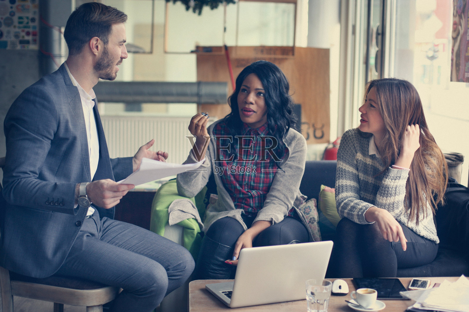 业务人员。商务人士一起在咖啡馆工作。照片摄影图片