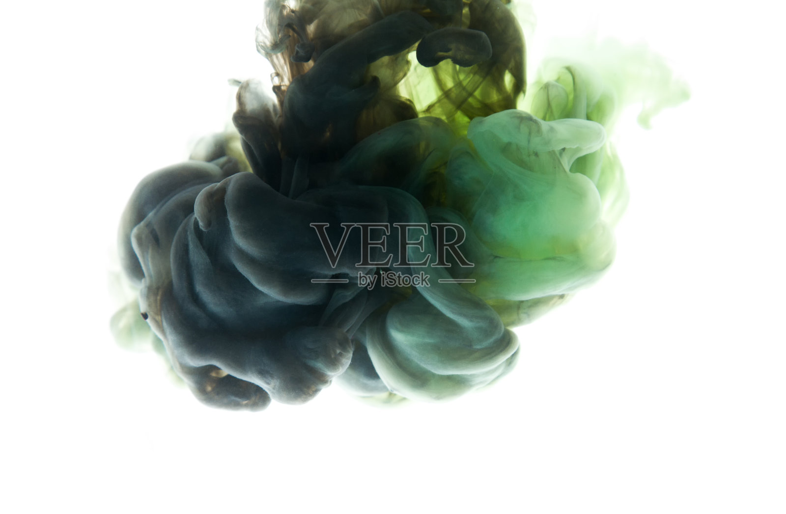 颜色进入液体，在运动中拍照。墨水在水中旋转。云丝墨在水孤立在白色的背景。色彩斑斓的水墨在水中，抽象的旗帜。照片摄影图片