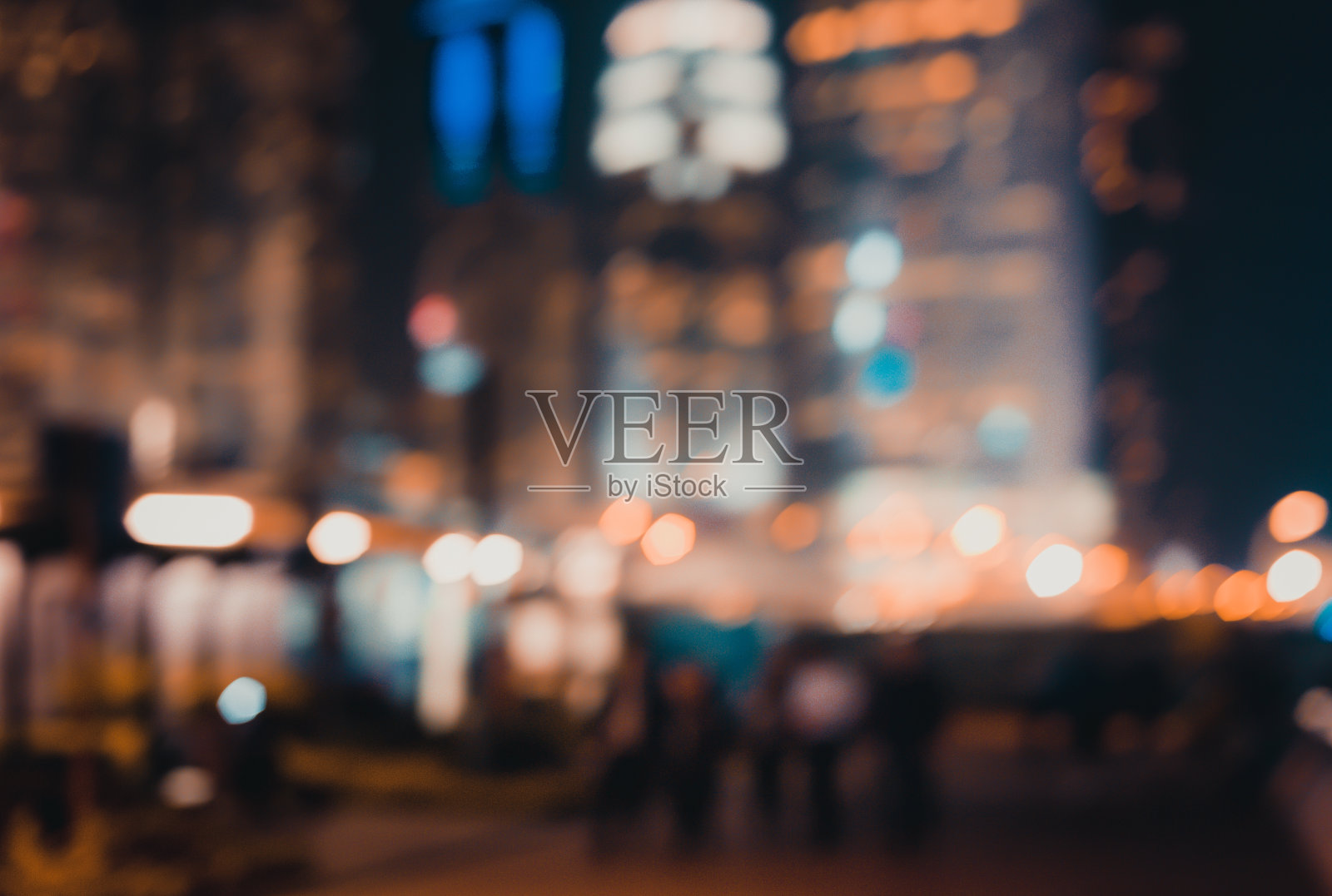 摘要散景的背景是人们晚上在公园里散步照片摄影图片