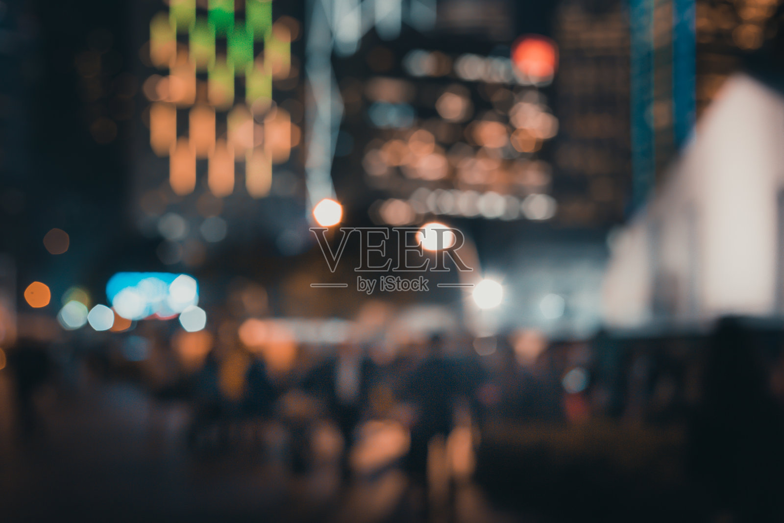 摘要散景的背景是人们晚上在公园里散步照片摄影图片