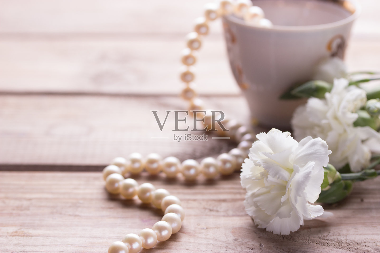 杯形项链和白花照片摄影图片