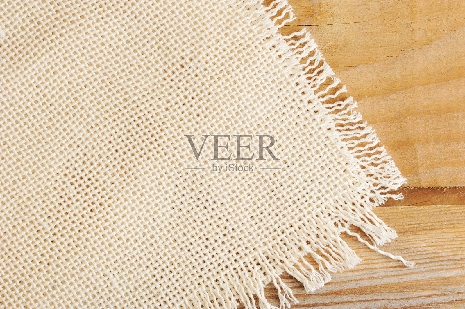 白色粗麻布背景在木板上照片摄影图片