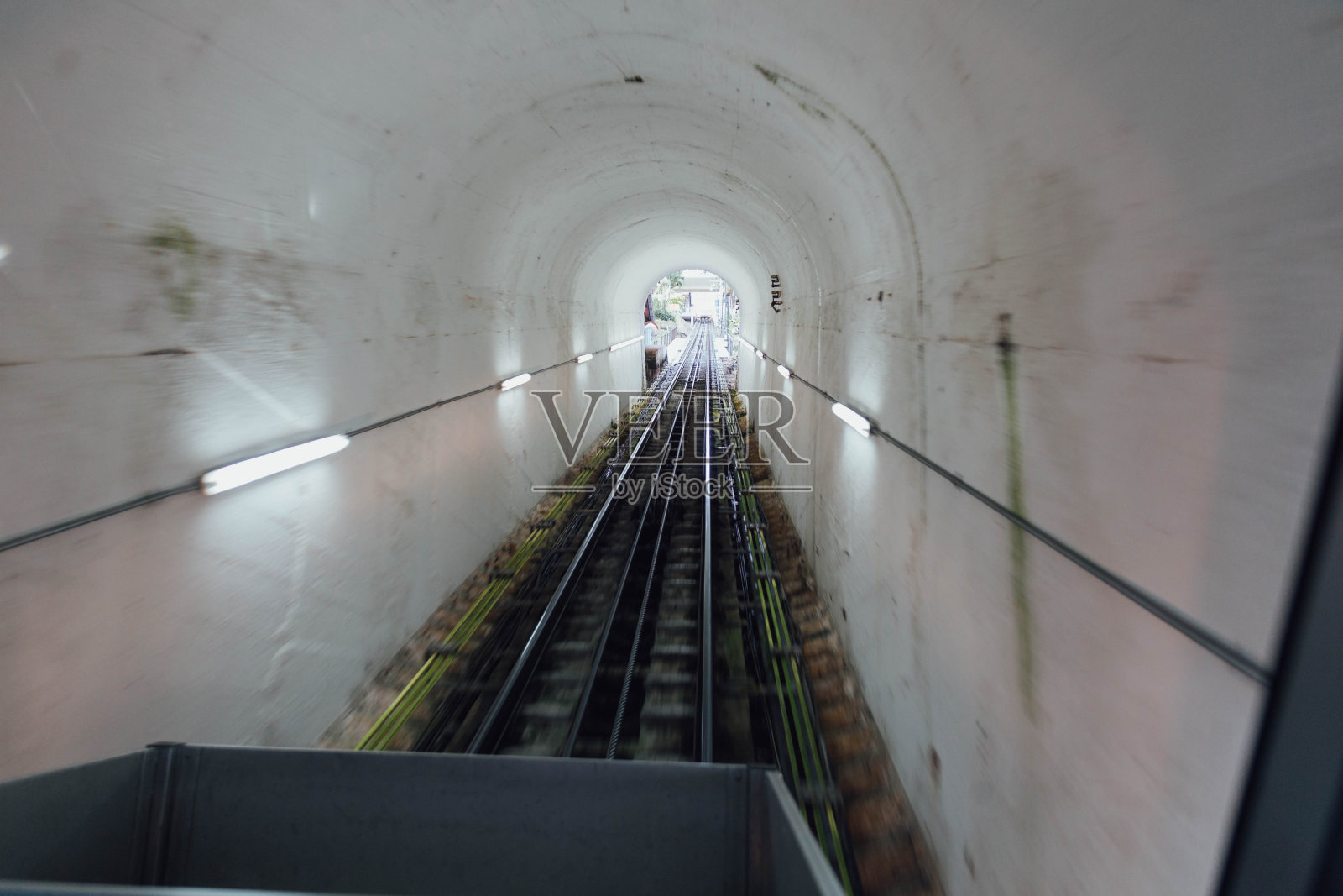 隧道内的铁路通向乔治城的槟城山顶。马来西亚槟城,。照片摄影图片