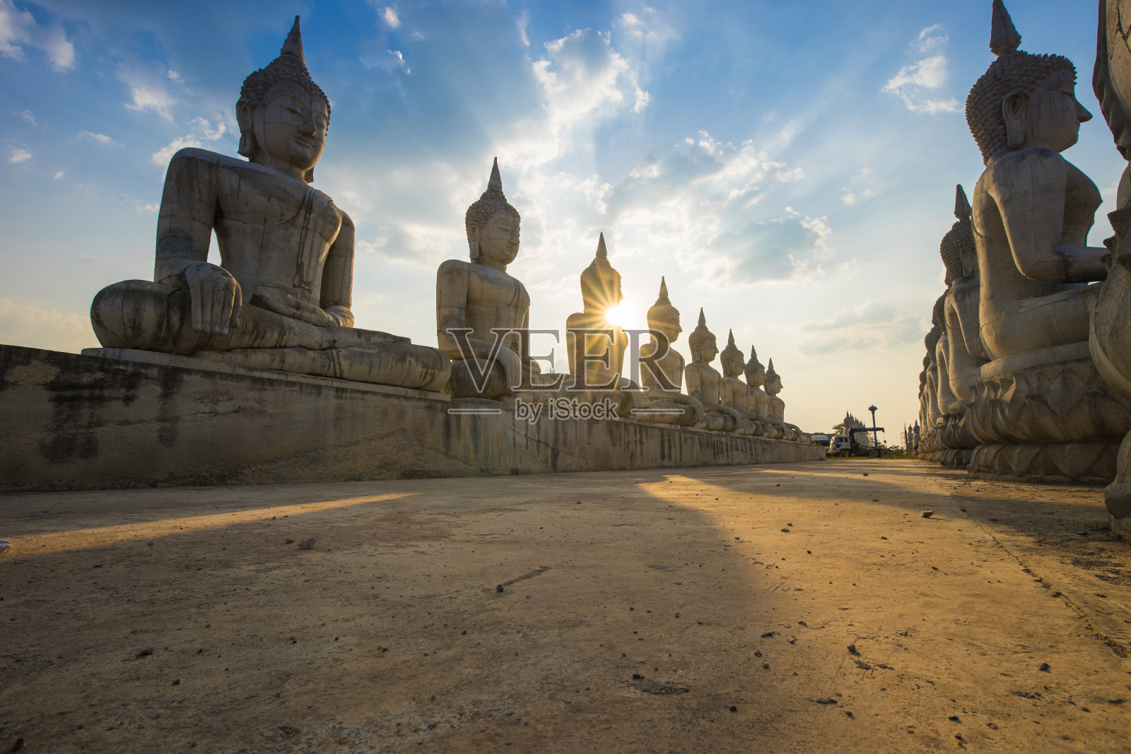 晚上的佛祖，那空寺，泰国。照片摄影图片