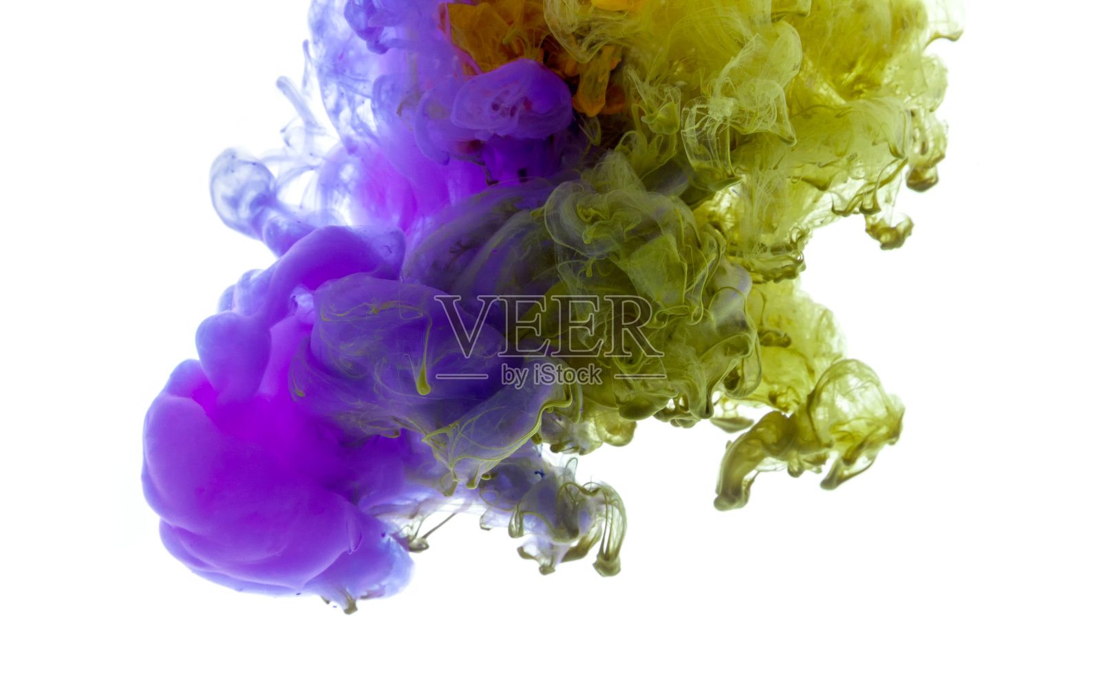 颜色进入液体，在运动中拍照。墨的形状或在水中旋转，用于设计或装饰背景或抽象横幅上的白色孤立背景。照片摄影图片