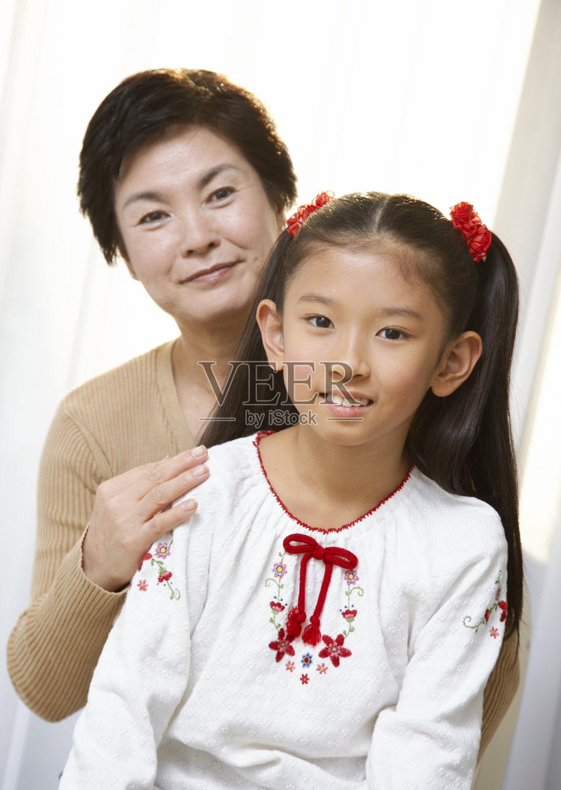 微笑的奶奶和孙子照片摄影图片