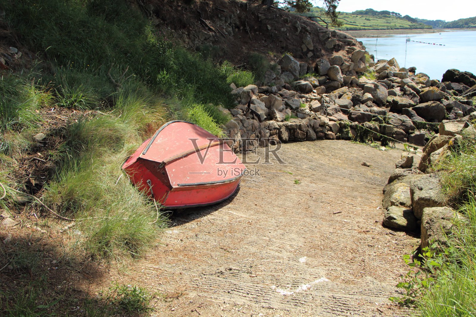小船在石道上翻了个底朝天照片摄影图片