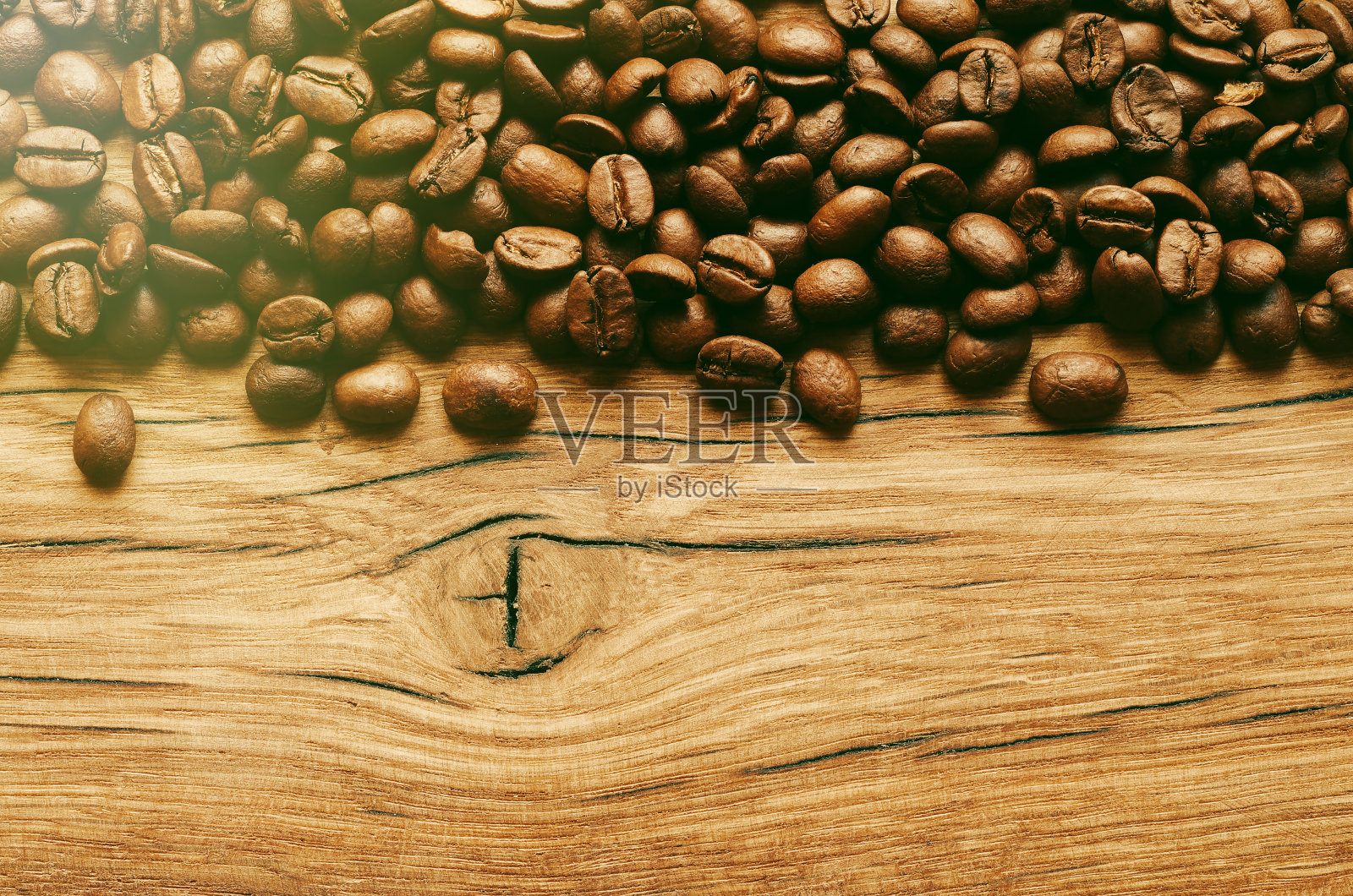 咖啡豆在垃圾木背景上照片摄影图片