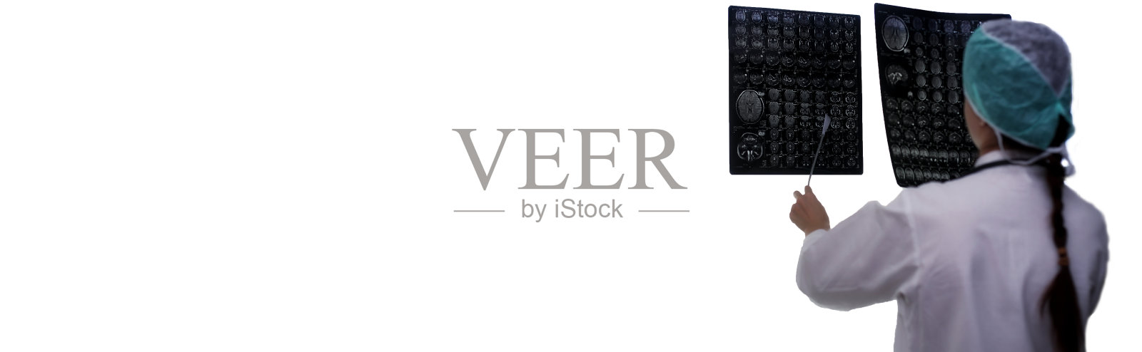 医生拿着一张大脑核磁共振的照片照片摄影图片